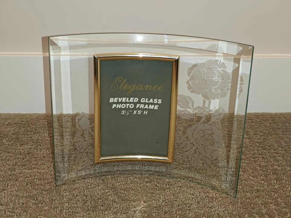 Curved Glass Photo Frames with Etched Rose Design – Set of 2 - photo 4