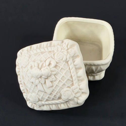 Vtg White Bisque Porcelain Trinket Box Matte Rose Floral Basketw - photo 2