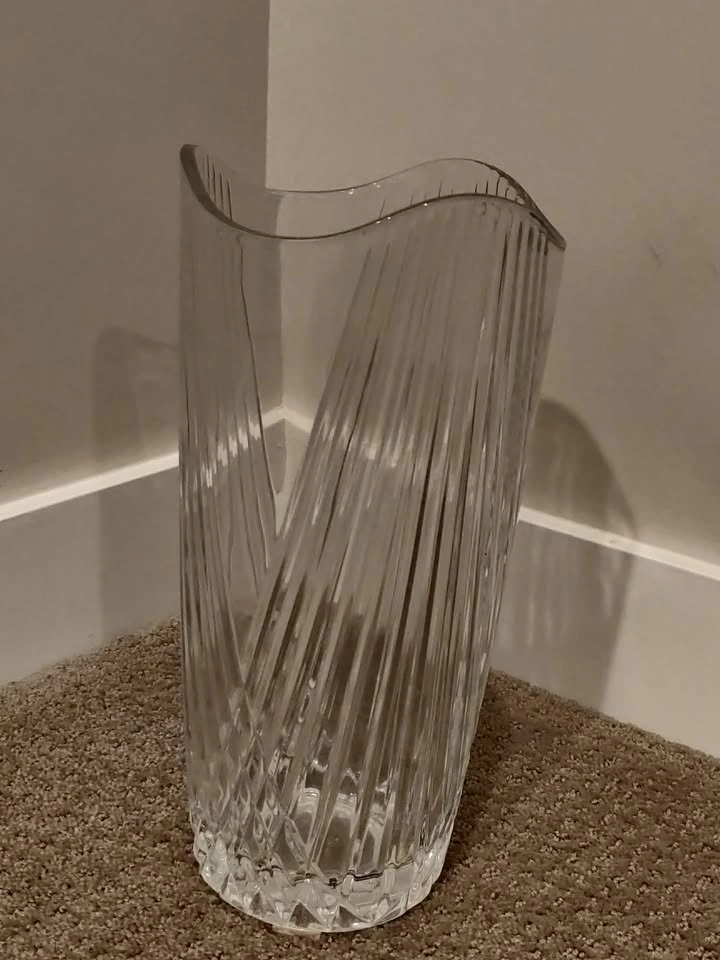 Elegant & Heavy Clear Glass Vase - For Large Floral Arrangements - photo 2