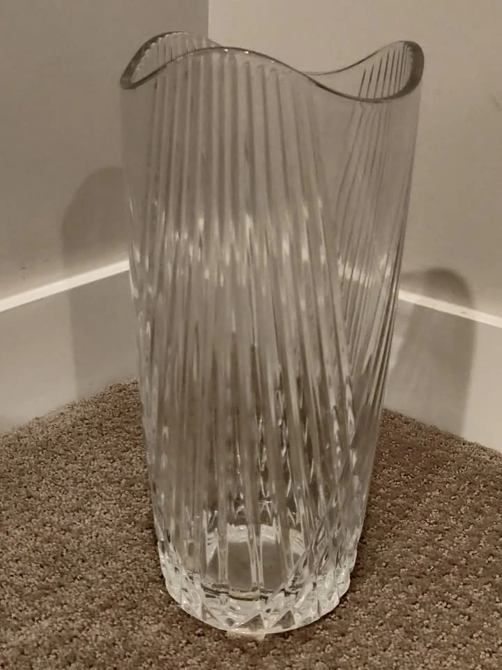Elegant & Heavy Clear Glass Vase - For Large Floral Arrangements - photo 3