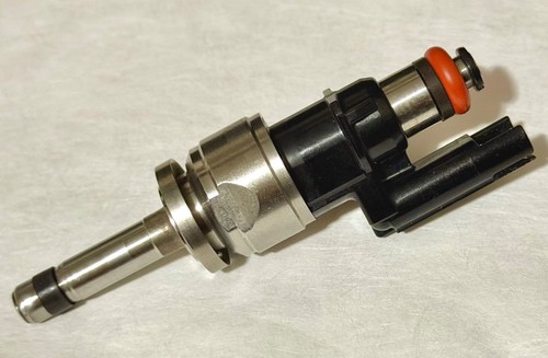 Genuine Volvo OEM Fuel Injector 32140134