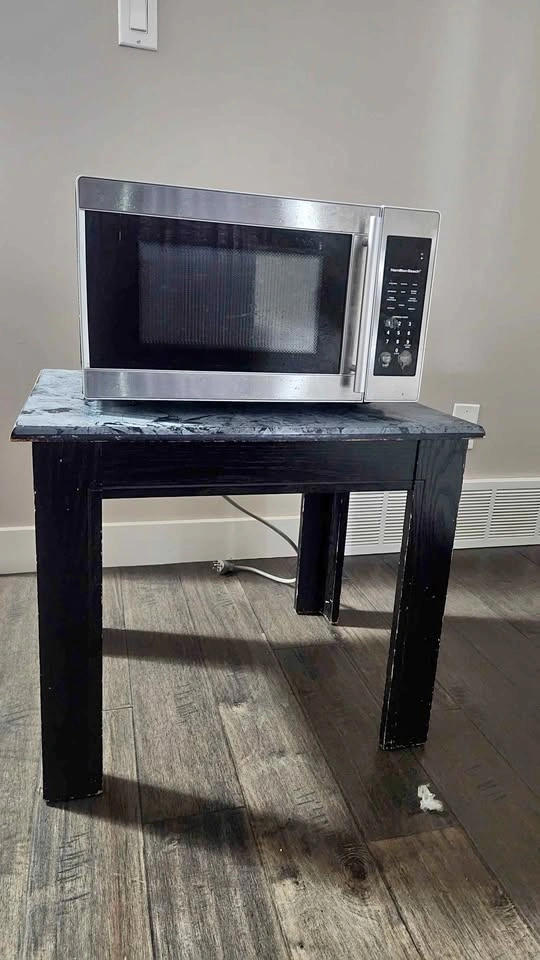 Hamilton Beach Microwave + Table/Stand – Good Working Condition