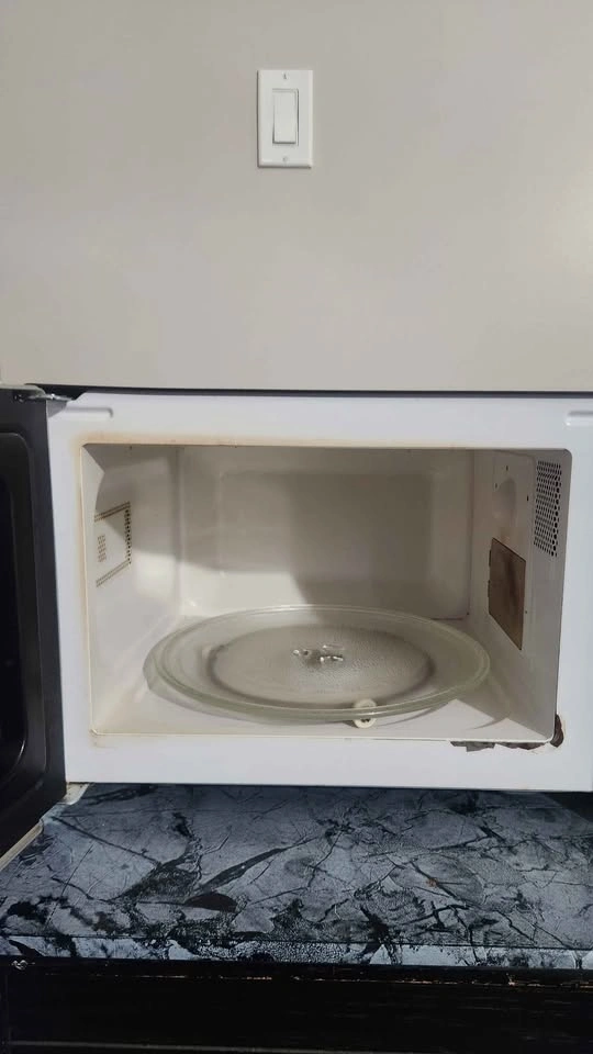 Hamilton Beach Microwave + Table/Stand – Good Working Condition - photo 2