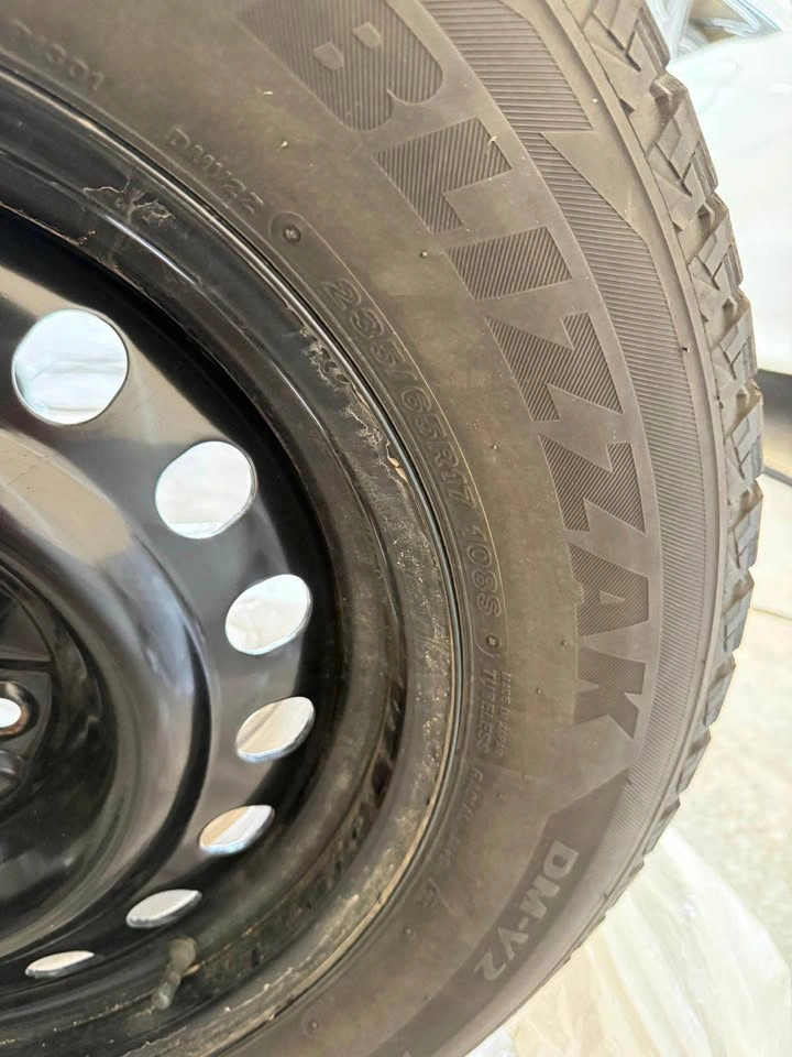 Bridgestone Blizzak DM-V2 235/65R17 Winter Tires + Steel Rims - photo 4