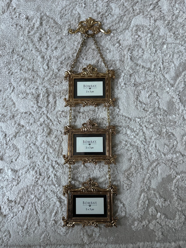 VTG ornate gold-toned triple hanging photo frame, The Bombay Co. - photo 2