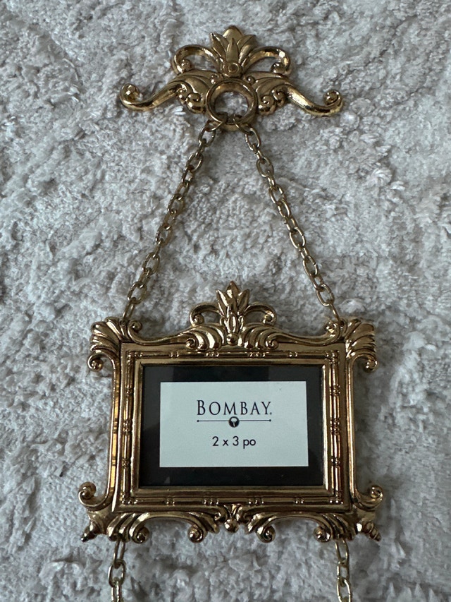 VTG ornate gold-toned triple hanging photo frame, The Bombay Co. - photo 3