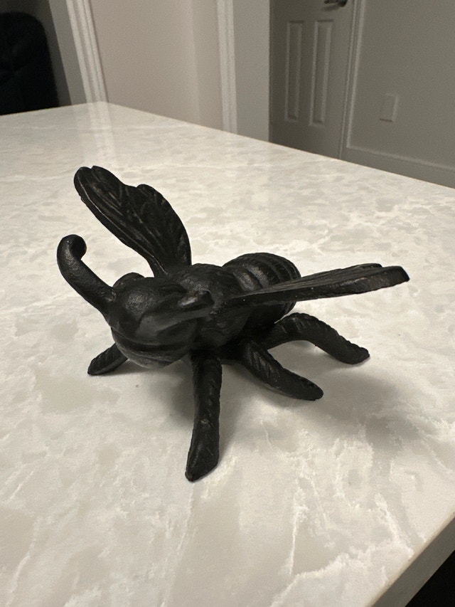 Heavy cast iron bumblebee figurine - photo 2