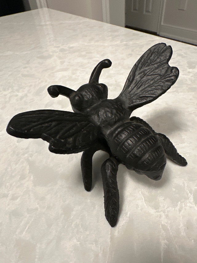 Heavy cast iron bumblebee figurine - photo 3