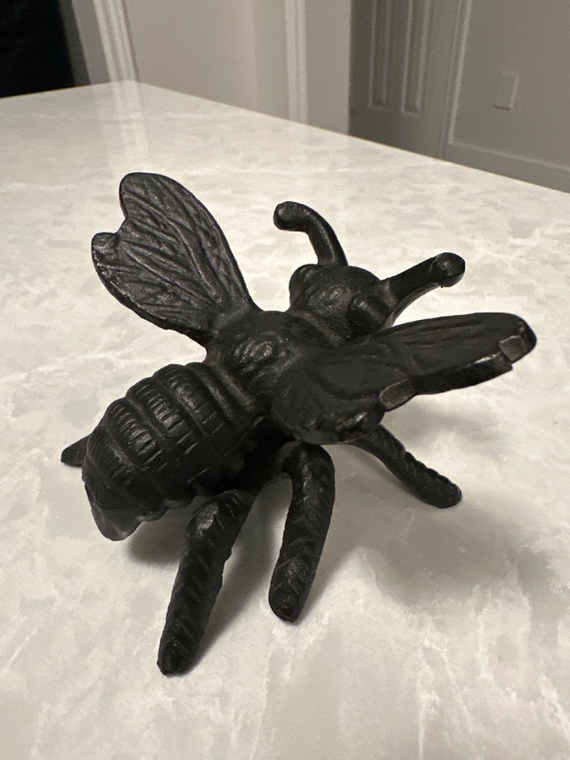 Heavy cast iron bumblebee figurine - photo 4