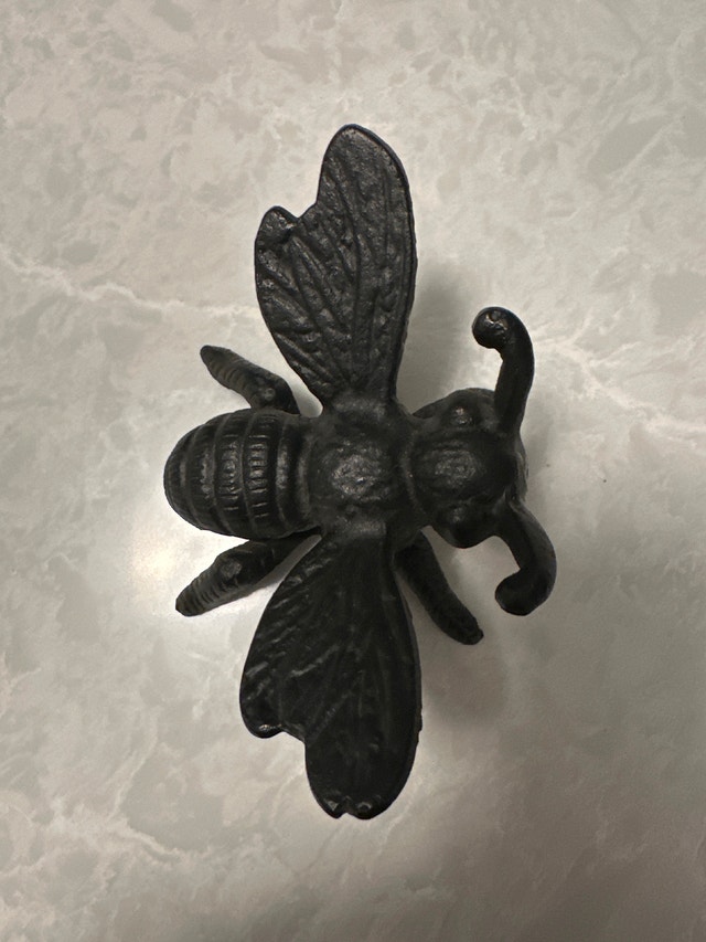 Heavy cast iron bumblebee figurine - photo 5
