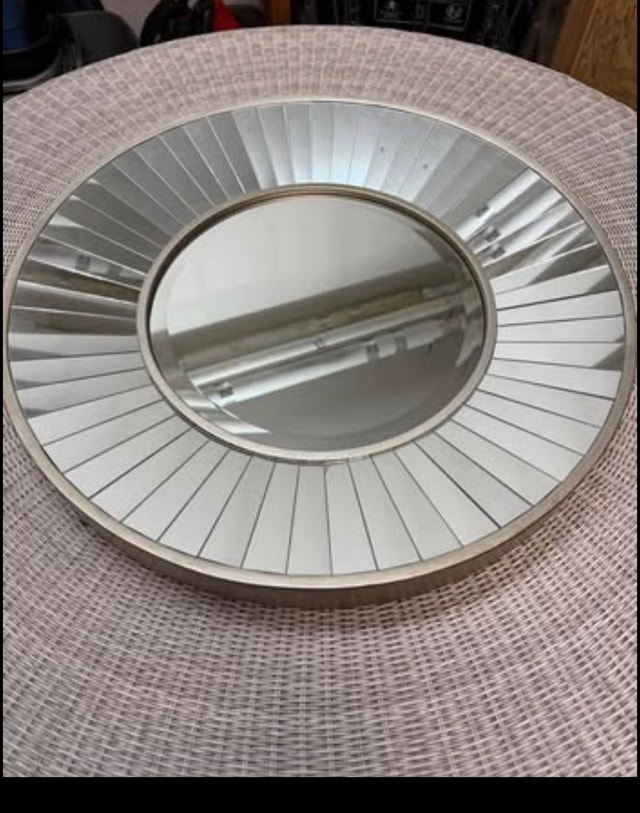 Round Decorative Wall Mirror 26” - photo 2