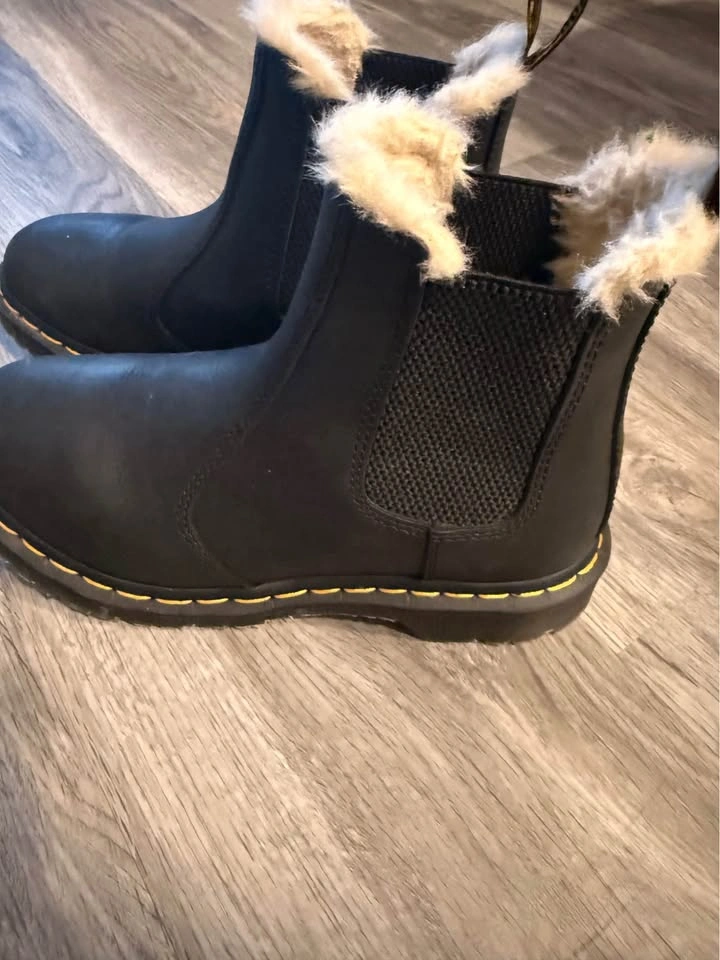 Dr. Martens Leonore Fur-Lined Chelsea Boots US Women’s 6 - photo 2