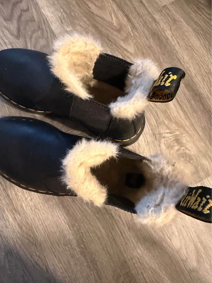 Dr. Martens Leonore Fur-Lined Chelsea Boots US Women’s 6 - photo 3