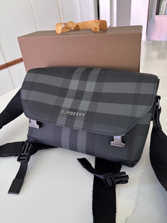 Burberry wright messenger bag