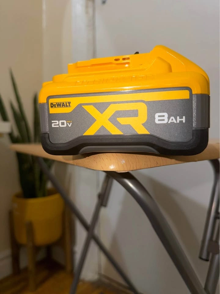 DEWALT 20V MAX XR 8Ah POWERPACK Battery DCB2108 - New - photo 2