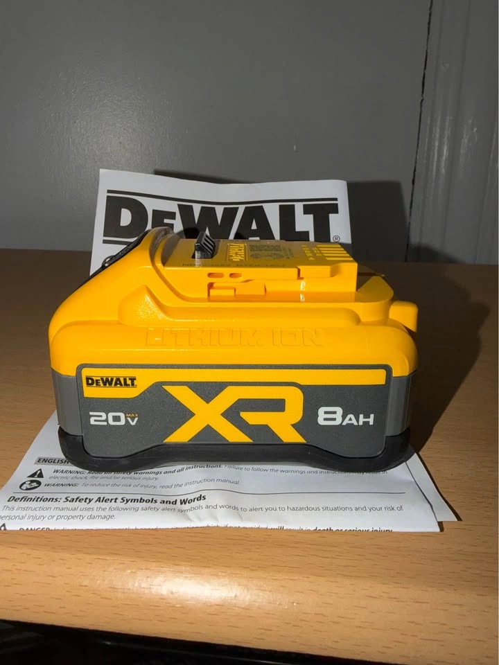 DEWALT 20V MAX XR 8Ah POWERPACK Battery DCB2108 - New - photo 3