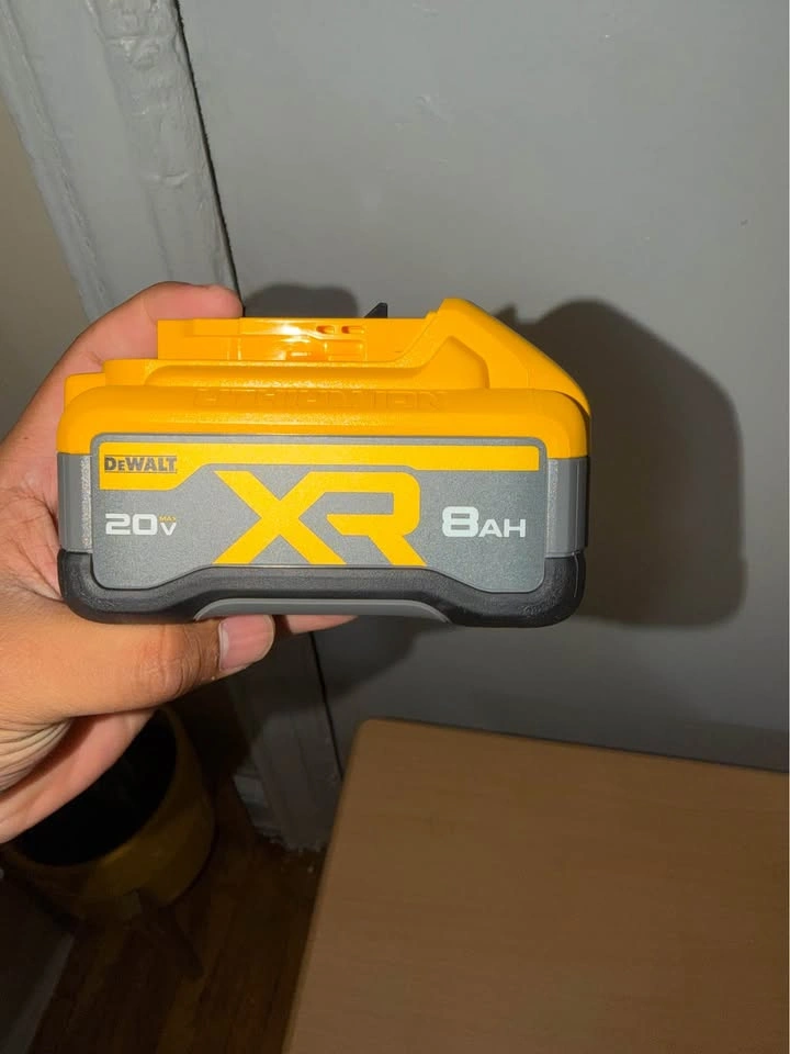 DEWALT 20V MAX XR 8Ah POWERPACK Battery DCB2108 - New - photo 4