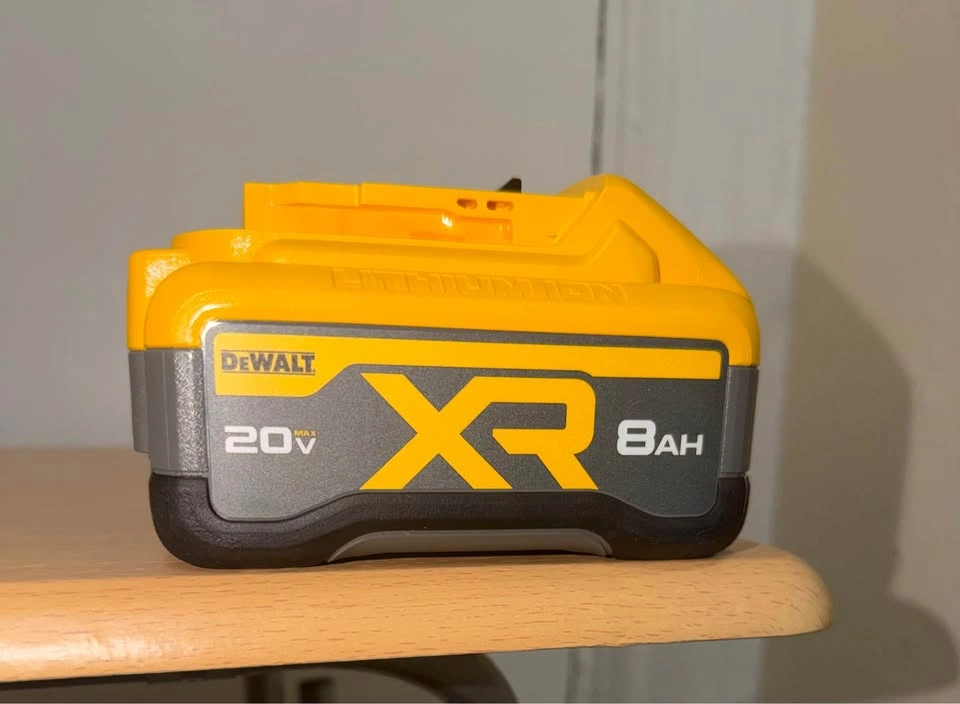 DEWALT 20V MAX XR 8Ah POWERPACK Battery DCB2108 - New - photo 5