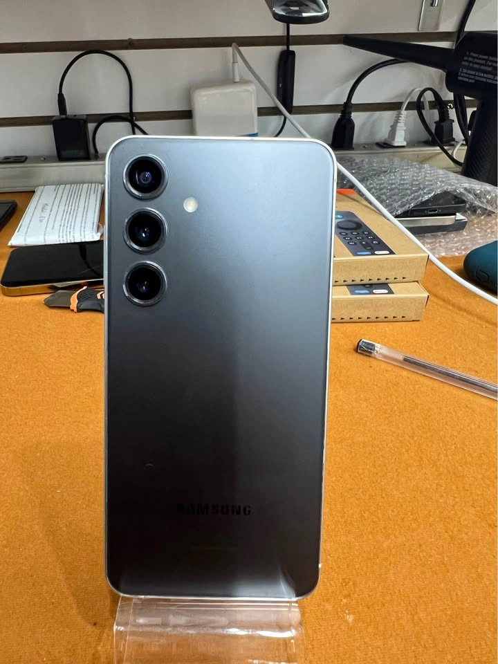 Samsung Galaxy S24 - photo 2