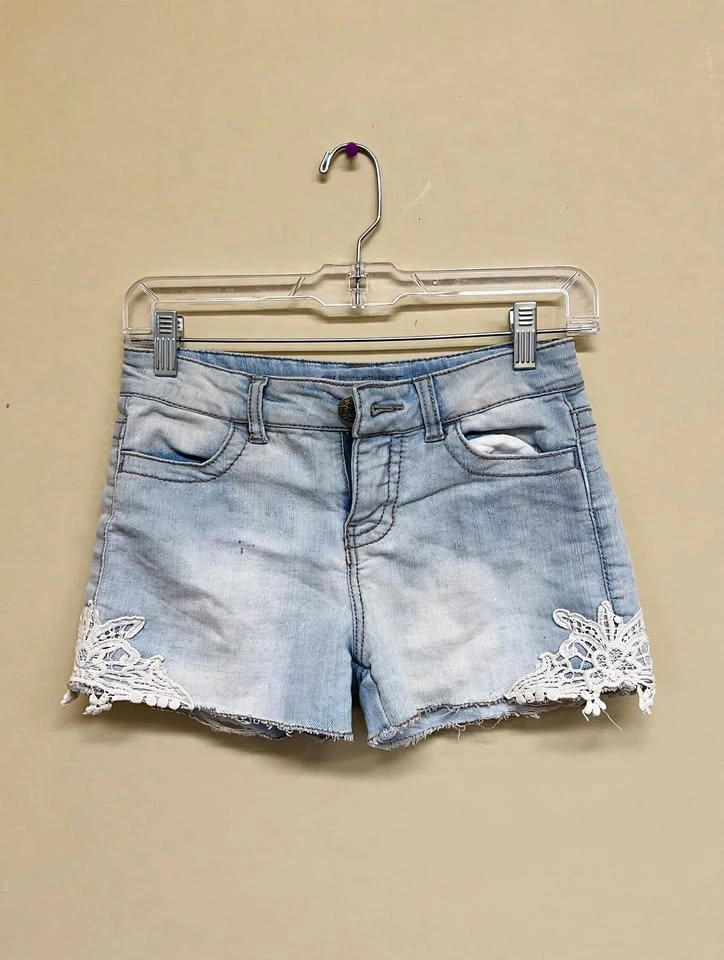 Cherokee Light Wash Denim Shorts – Lace Trim – Size L
