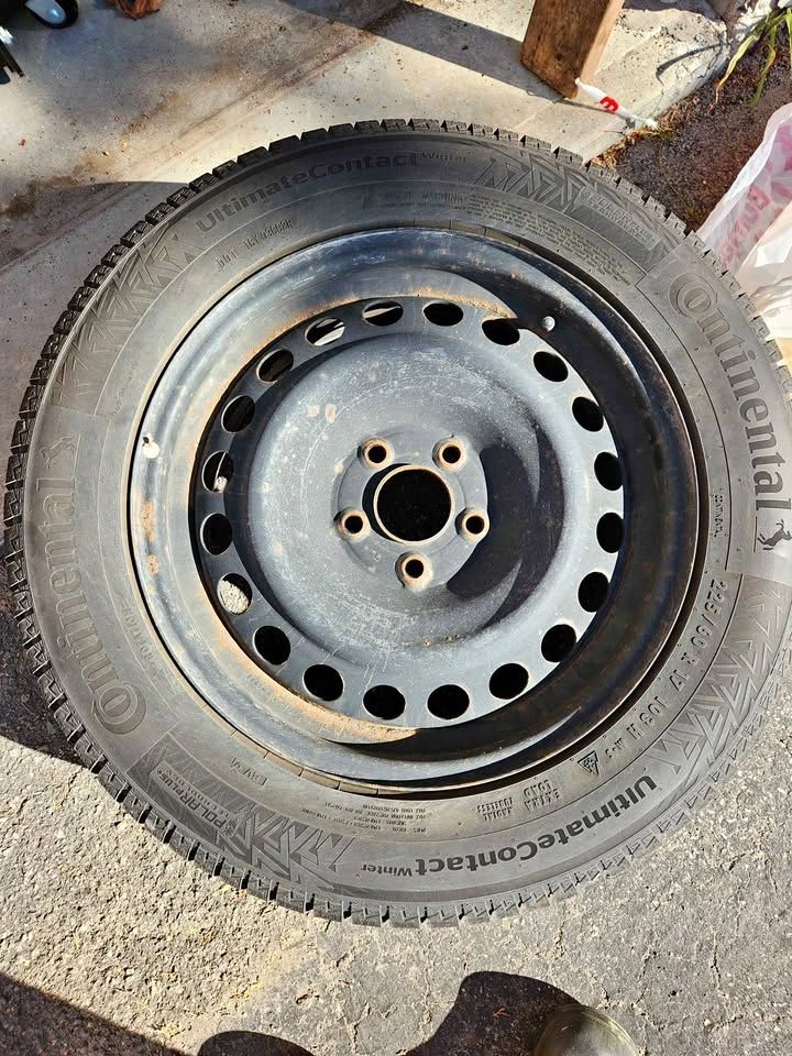 LIKE NEW 225/60r17 Winter Tires on Rims