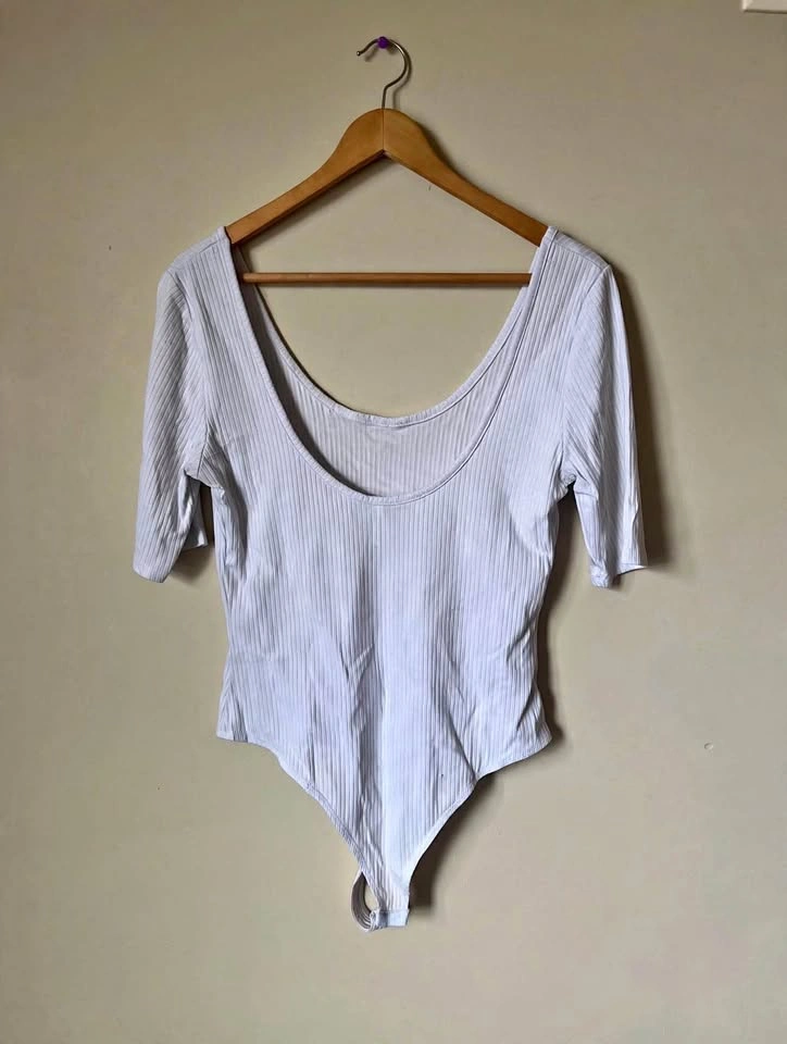 H&M White Ribbed Bodysuit – Short Sleeve – Size L – Like New