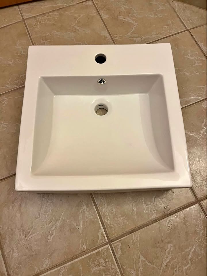 White porcelain Wall Mount Sink
