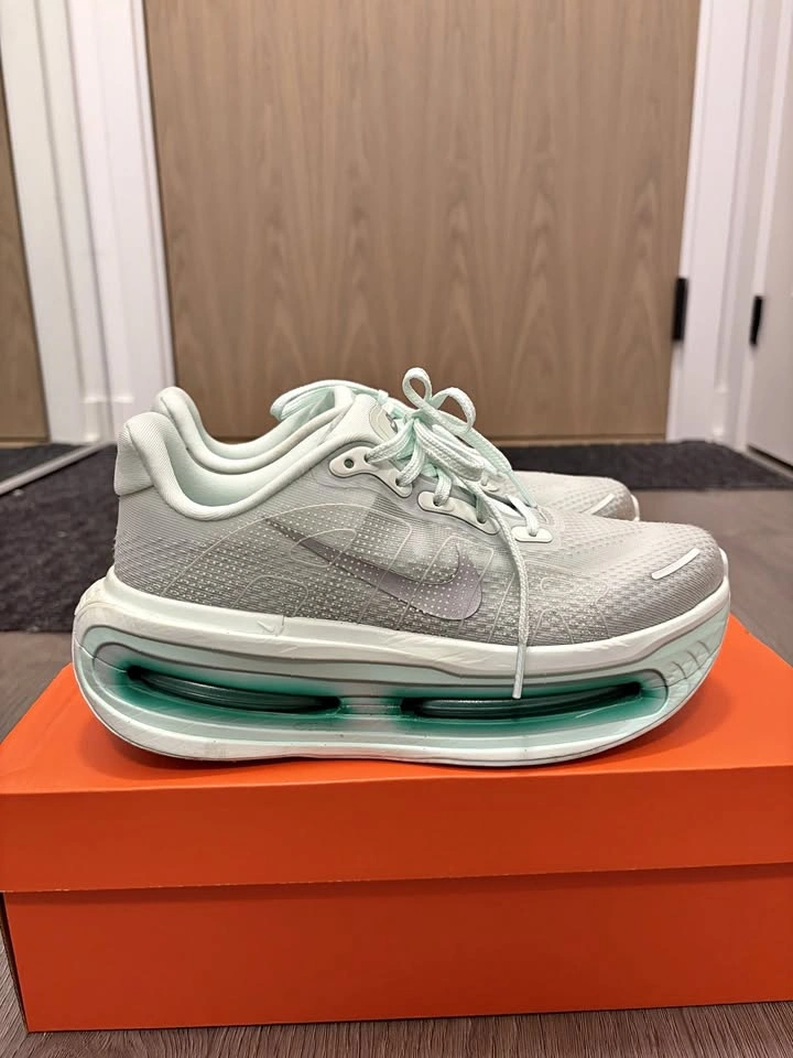 Nike Vomero Premium Women's US 7 - Barely Green/Metallic Silver