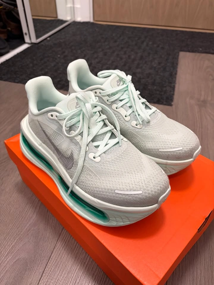 Nike Vomero Premium Women's US 7 - Barely Green/Metallic Silver - photo 2