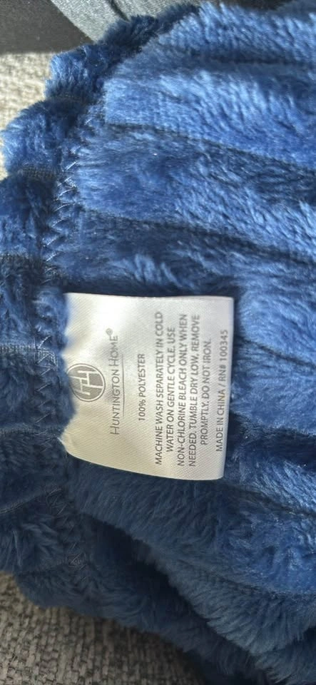 Faux Fur Soft and cozy blue throw blanket - photo 2