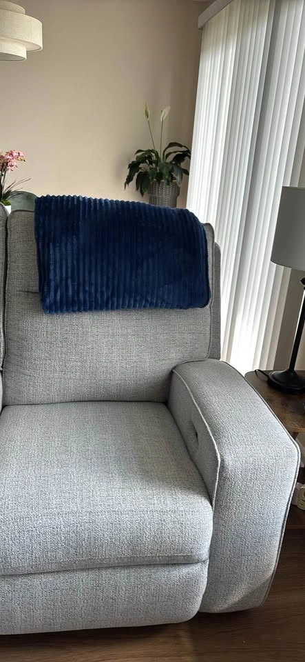 Faux Fur Soft and cozy blue throw blanket - photo 3
