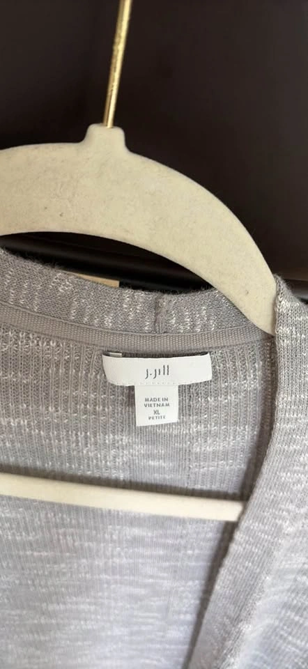 Adorable woman’s light grey cardigan sweater - photo 2