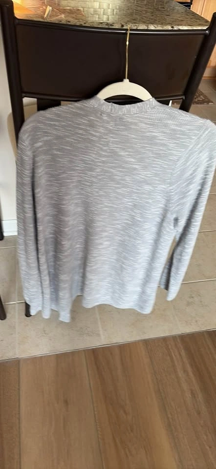 Adorable woman’s light grey cardigan sweater - photo 3