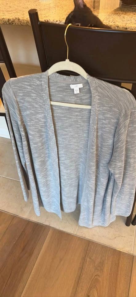 Adorable woman’s light grey cardigan sweater - photo 4