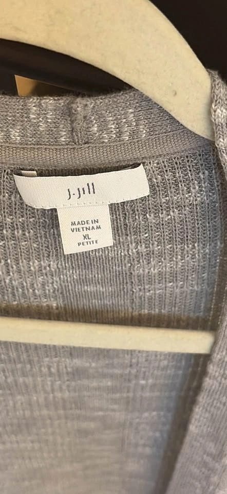Adorable woman’s light grey cardigan sweater - photo 5