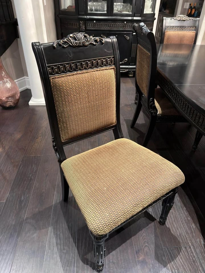 Elegant wood dining table set + matching buffet - photo 4