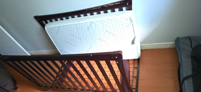 Graco convertible Baby Crib / Baby Bed with mattress
