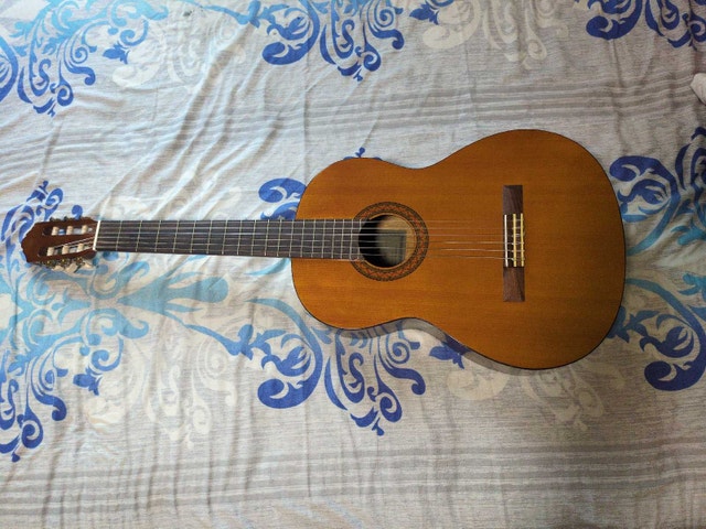 Yamaha C4 guitar + accessories