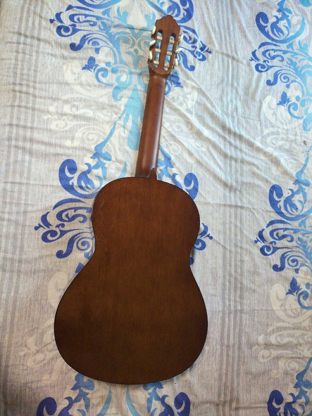 Yamaha C4 guitar + accessories - photo 2