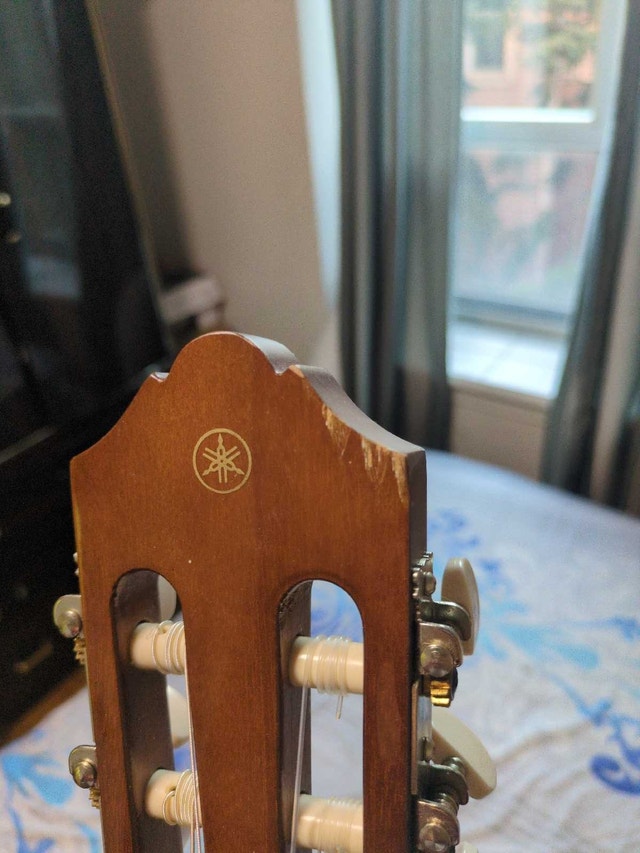 Yamaha C4 guitar + accessories - photo 3