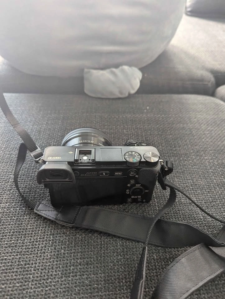 Sony a6000 body + 16-50mm lens + 2 batteries + charger + tripod - photo 2
