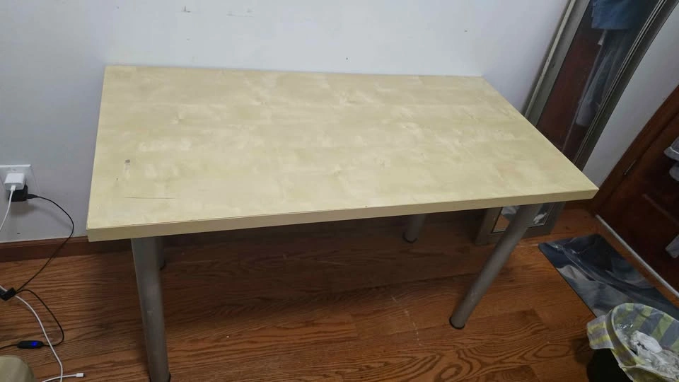 Desk - photo 3