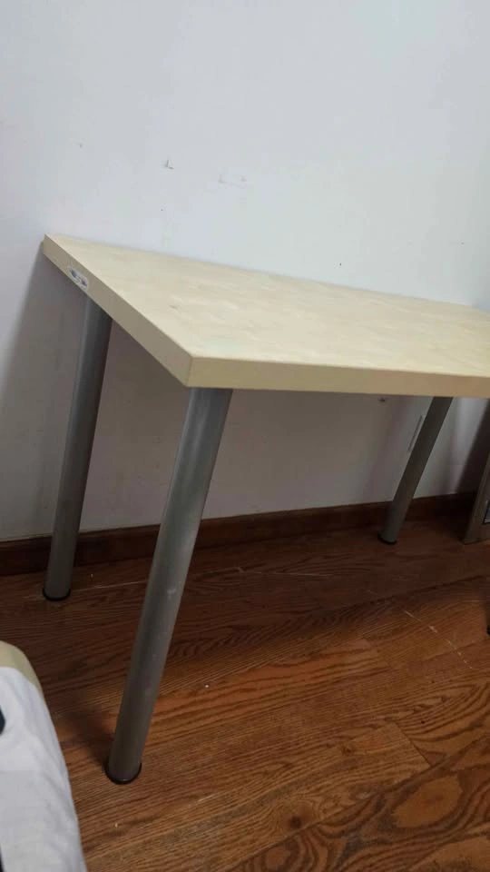 Desk - photo 4