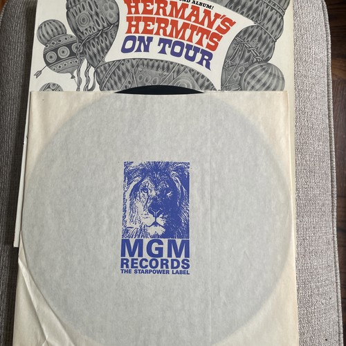 HERMAN'S HERMITS ON TOUR 12" LP VG+ VINYL MGM Records 1965 - photo 3