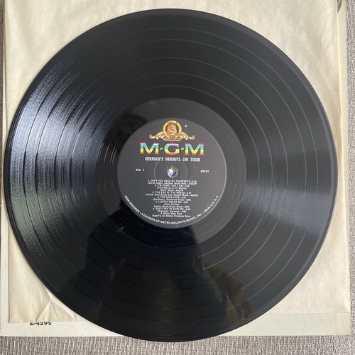 HERMAN'S HERMITS ON TOUR 12" LP VG+ VINYL MGM Records 1965 - photo 4