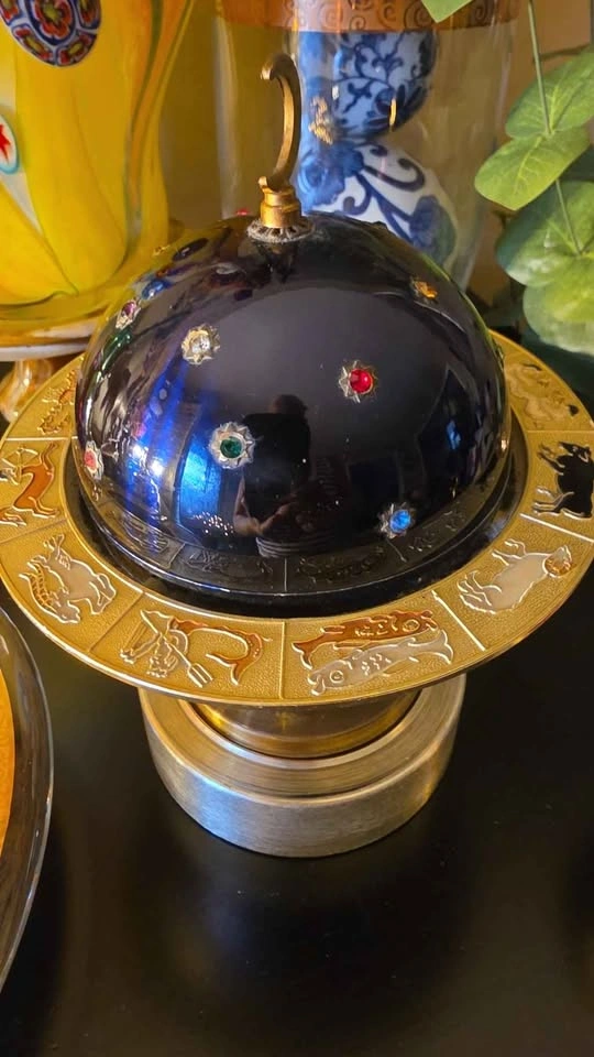 Vintage 1970s Space-Age Musical Galaxy Zodiac Table Lighter - photo 2