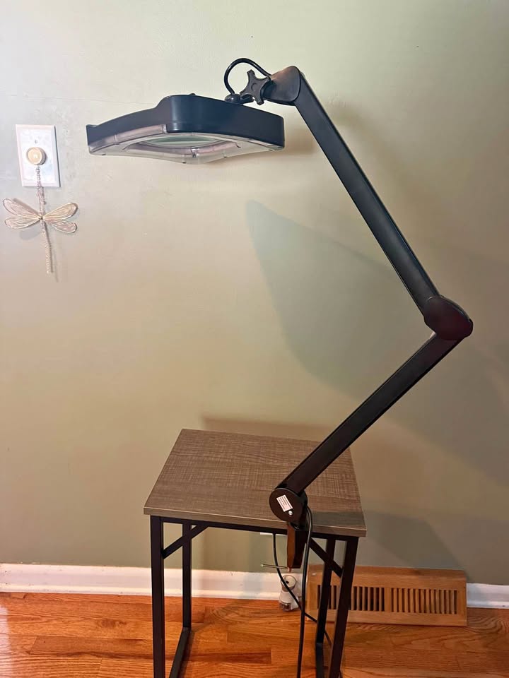 Magnifying Lamp - like new