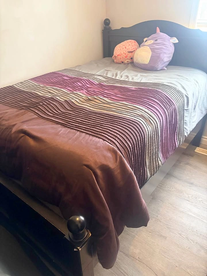 Double bedroom set: Headboard, footboard, dresser, side table