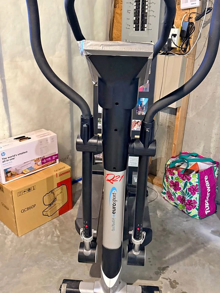 Infiniti EuroSport Q21 Elliptical Machine