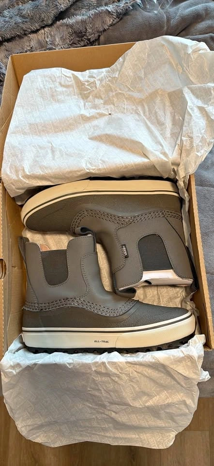 VANS MTE Standard Mid Chelsea Waterproof Boots - Size 8.5/10
